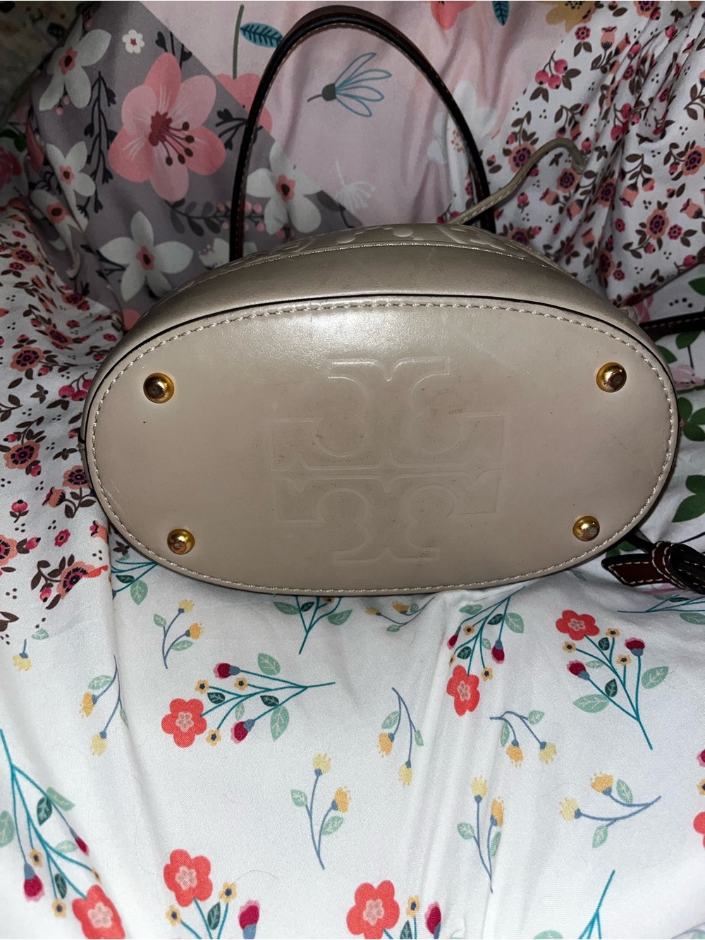 Tory Burch Cream Longan T monogram Bucket Bag - Picture 3 of 14